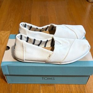 TOMS Women’s Off-White Canvas Moccasins